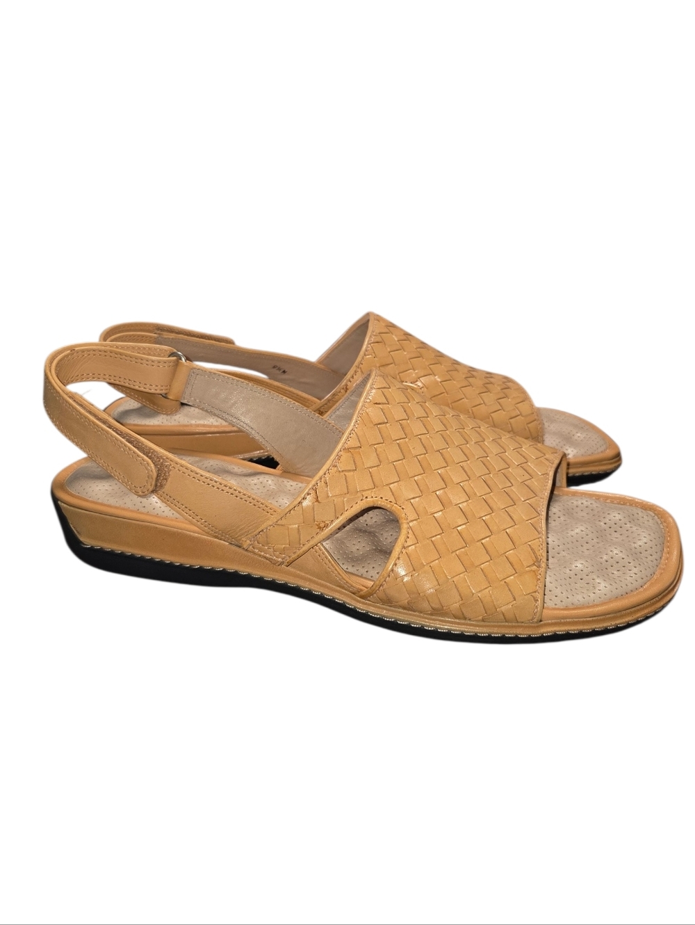 Soft Walk Womens Sandals..9.5